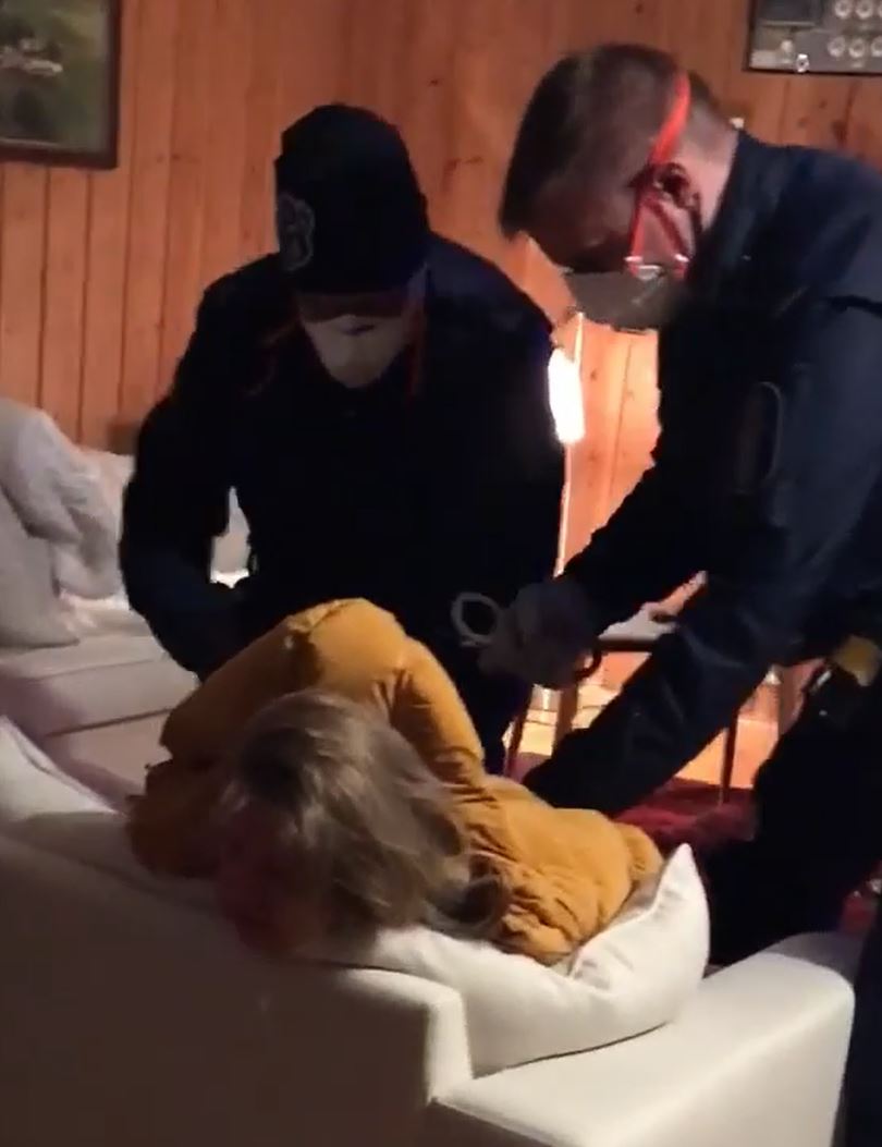 Suomen poliisi ja lääkäri suorittavat lääketieteellisen raiskauksen, video